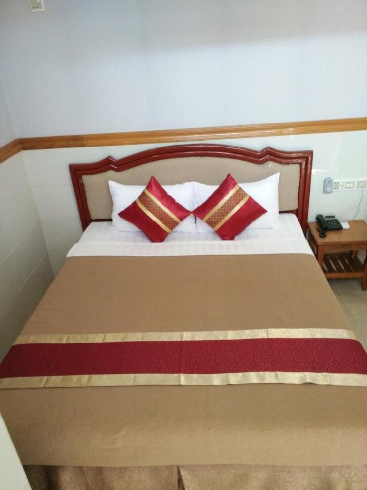 Nylon Hotel